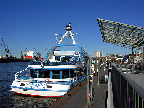 Landungsbrücken und Schiffe Foto 