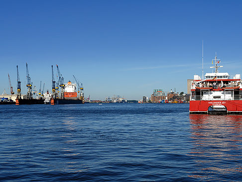 Landungsbrücken und Schiffe Foto 
