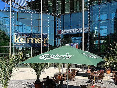 Ernst and Young - Straßencafe
