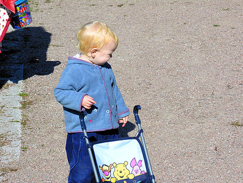 Fotos Kind mit Kinderwagen | Hamburg