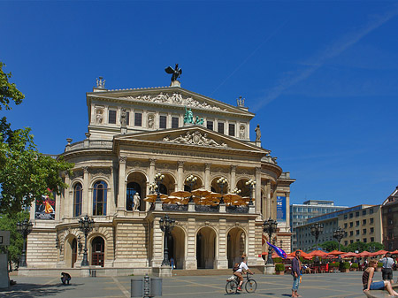 Foto Alte Oper mit Baum