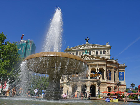 Alte Oper mit Brunnen