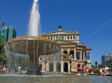 Foto Alte Oper mit Brunnen