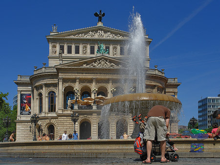 Foto Alte Oper mit Brunnen - Frankfurt am Main