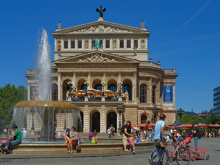 Foto Alte Oper mit Brunnen