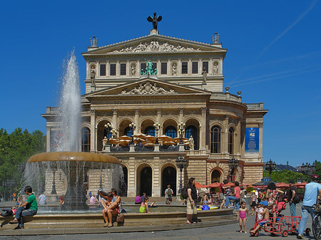Foto Alte Oper mit Brunnen - Frankfurt am Main