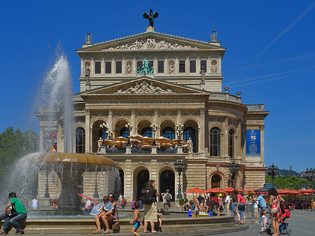 Alte Oper mit Brunnen Foto 