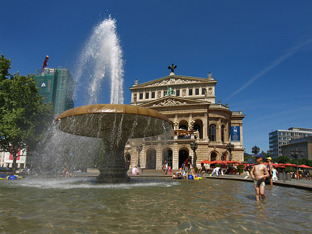 Alte Oper mit Brunnen Fotos