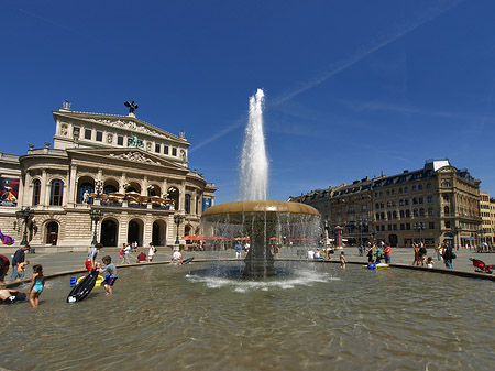 Alte Oper mit Brunnen