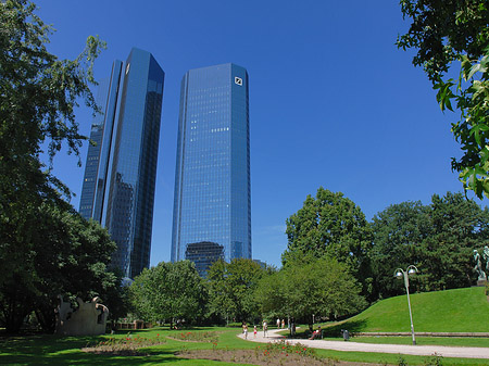 Foto Deutsche Bank mit Weg