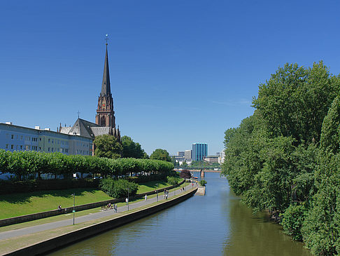 Dreikoenigskirche mit Main Fotos