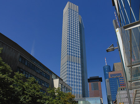 Foto Eurotower mit Häusern - Frankfurt am Main