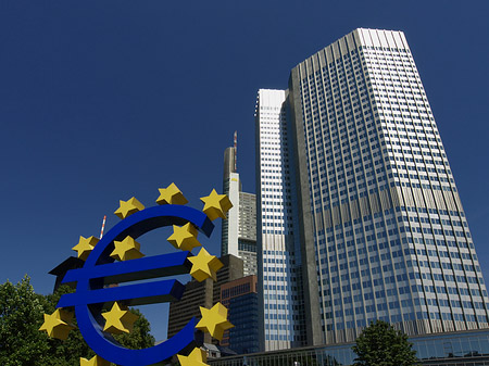 Eurozeichen mit Eurotower