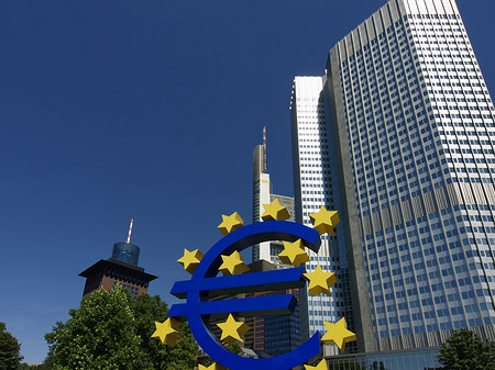 Eurozeichen mit Eurotower Fotos