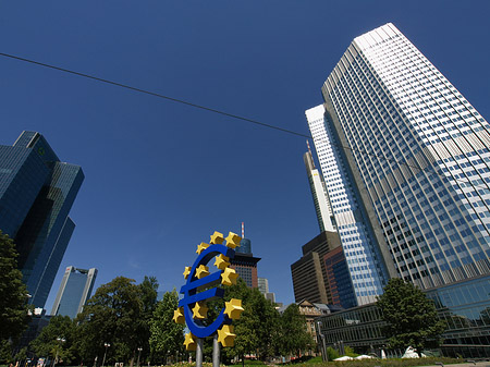 Eurozeichen mit Japan Center