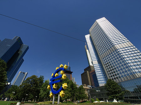 Eurozeichen mit Japan Center Foto 