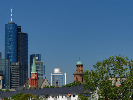 Maintower mit Paulskirche