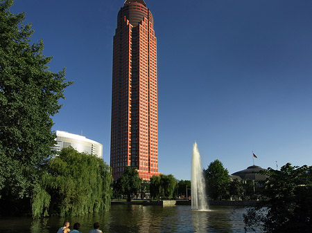 Messeturm mit Ludwig-Erhard-Anlage