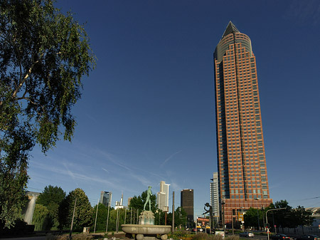Foto Messeturm hinter Merkurbrunnen - Frankfurt am Main