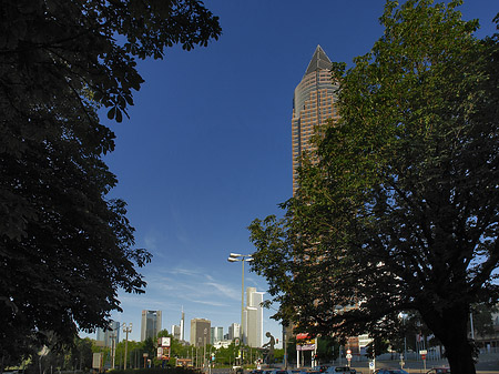 Messeturm mit Skyline