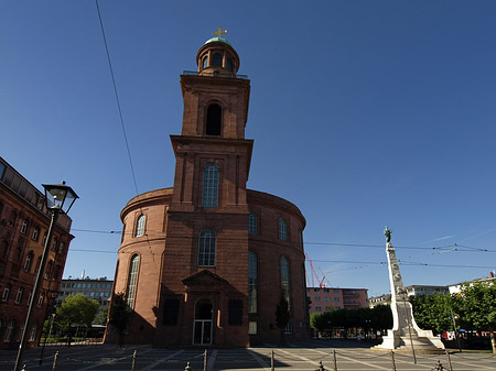 Paulskirche mit Statue Foto 