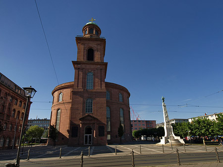 Paulskirche mit Statue Fotos
