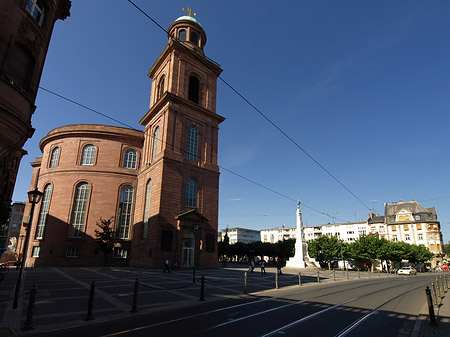 Paulskirche mit Straße