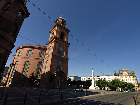 Paulskirche mit Straße Fotos