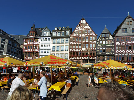 Fotos Römer mit Schirmen