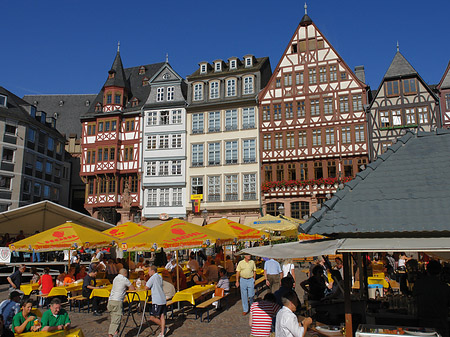 Römer mit Schirmen Fotos