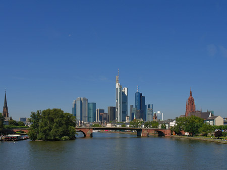 Skyline von Frankfurt mit Alter Brücke Fotos