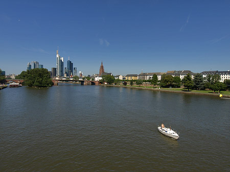 Fotos Skyline von Frankfurt mit Boot | Frankfurt am Main