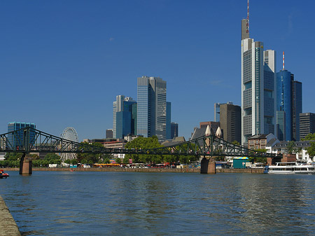 Fotos Skyline von Frankfurt mit eisernem Steg