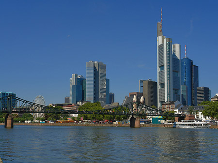 Skyline von Frankfurt mit eisernem Steg Foto 
