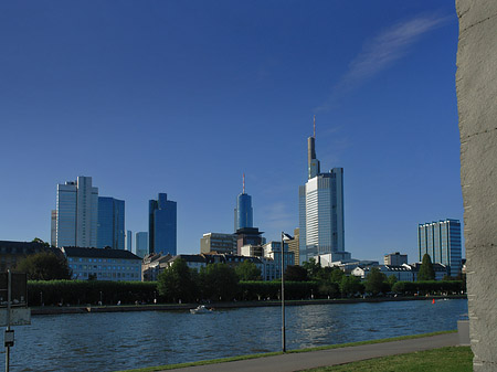 Skyline von Frankfurt mit Obelisk Fotos