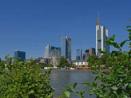 Skyline von Frankfurt mit Riesenrad Foto 