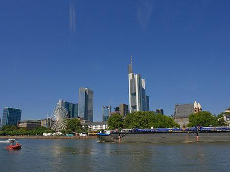 Fotos Skyline von Frankfurt mit Schiff
