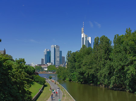 Foto Skyline von Frankfurt mit Ufer