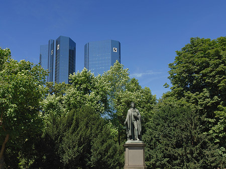 Schiller und Deutsche Bank Foto 