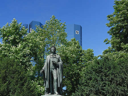 Schiller und Deutsche Bank Foto 