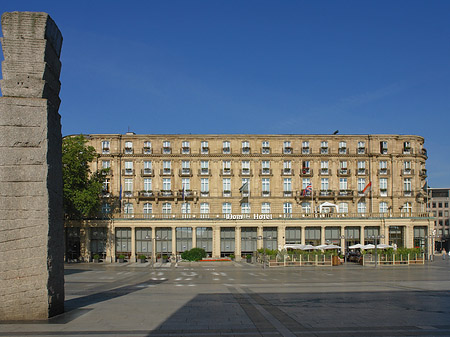 Domhotel mit Säule