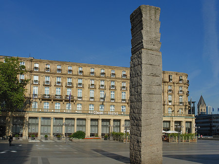 Foto Domhotel mit Säule