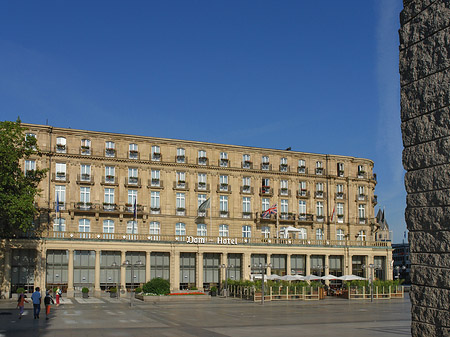Domhotel mit Säule