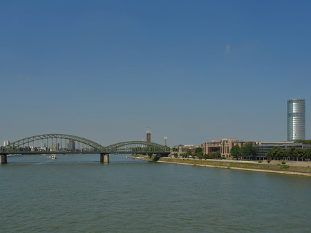 Hohenzollernbrücke führt zum Kennedyufer Foto 