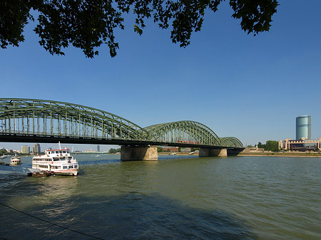 Hohenzollernbrücke reicht ans Kennedyufer Foto 