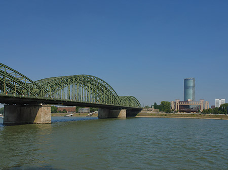 Foto Hohenzollernbrücke reicht ans Kennedyufer