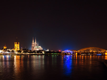 Kölner Dom hinter der Hohenzollernbrücke Foto 