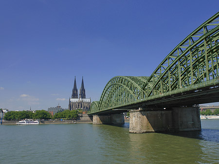 Hohenzollernbrücke am Kölner Dom Foto 