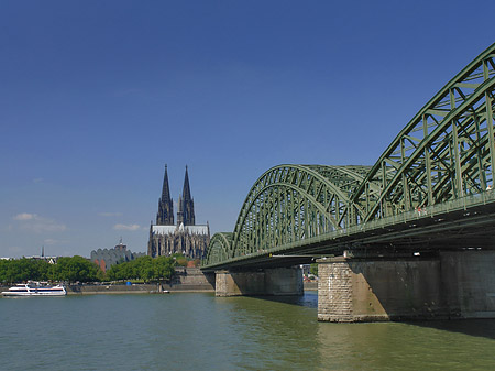 Hohenzollernbrücke am Kölner Dom Foto 