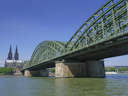 Hohenzollernbrücke am Kölner Dom Foto 